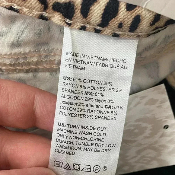 🆕Chico’s Leopard Girlfriend Ankle Jeans 4R🆕 - Picture 10 of 14